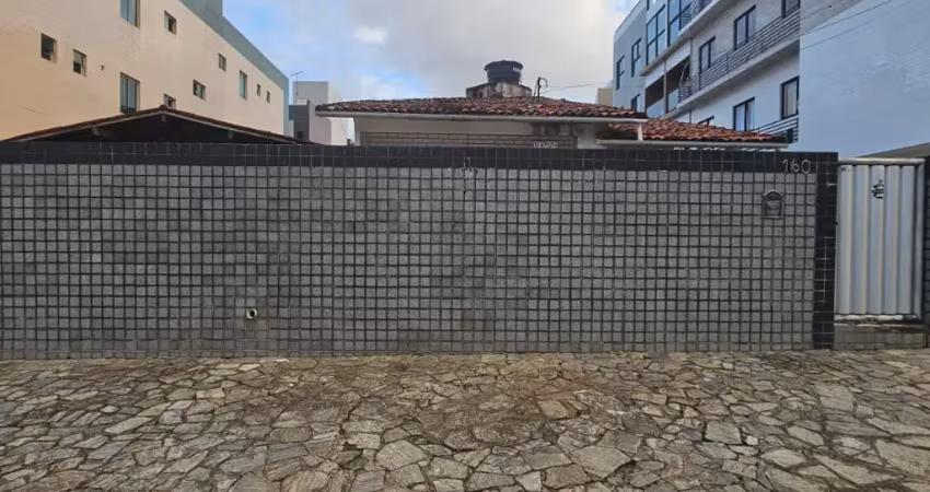Casa nos bancários com 4 quartos sendo 3 suítes, piscina, próximo ao parque das três ruas