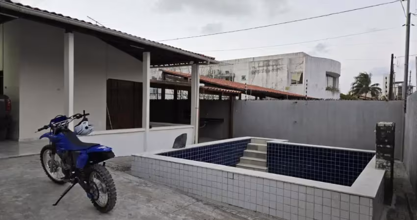 Alugo casa em camboinha com 3 quartos sendo 1 suíte com piscina