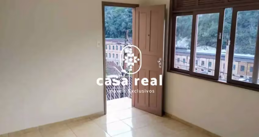 Apartamento recém reformado no centro histórico de petrópolis, ensolarado e com total privacidade.