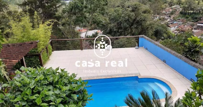 Casa espetacular com piscina e vista para as montanhas.