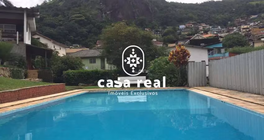 Casa com piscina e vista para as montanhas, no cascatinha
