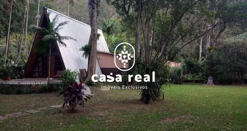 Chalé com vista para montanhas ao som de riacho na propriedade