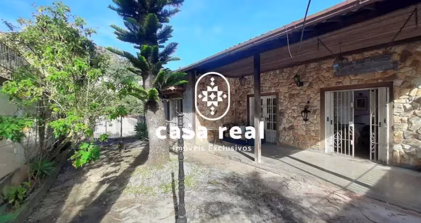 Casa ou pousada com vista ampla e estrutura completa para moradia ou investimento