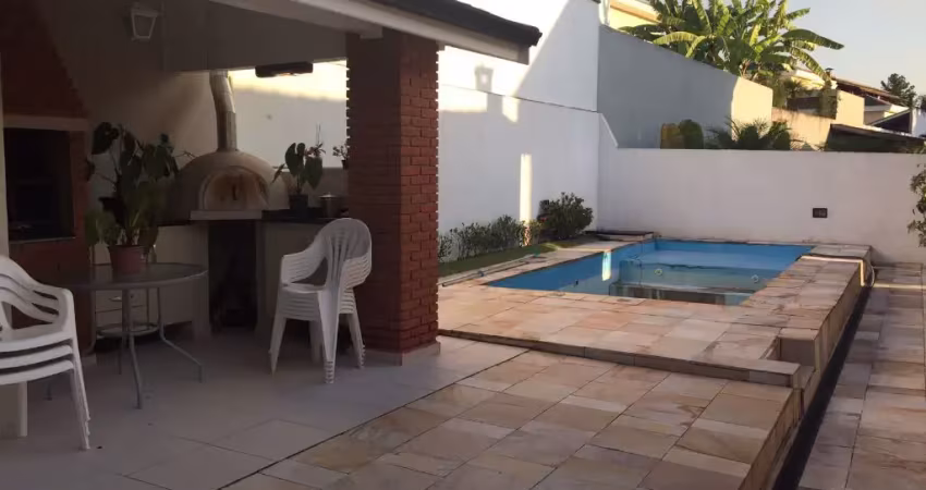 Casa térrea à venda no residencial 12 alphaville com 4 dormitórios, 2 suítes, piscina, churrasqueira e excelente área de lazer.