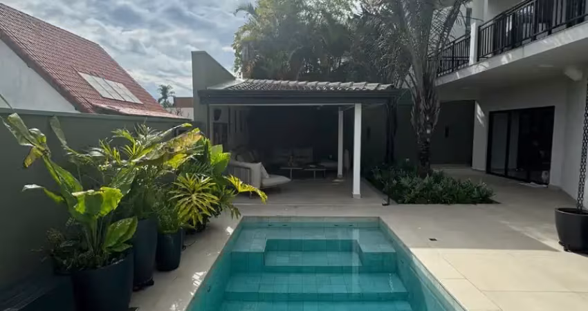 Casa à venda no residencial 6 alphaville, totalmente mobiliada, porteira fechada, 3 suítes, piscina aquecida, gazebo, condomínio completo e acabamento sofisticado.