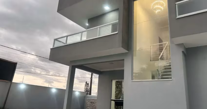 Casa nova possui piscina e 2 dormitórios.pra venda em itanhaém