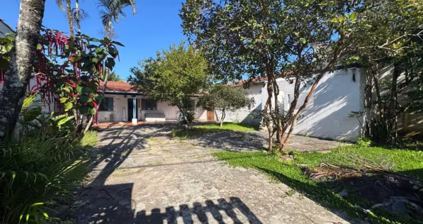 Casa com 02 dormitórios pra venda, na praia de itanhaém / sp. excelente quintal