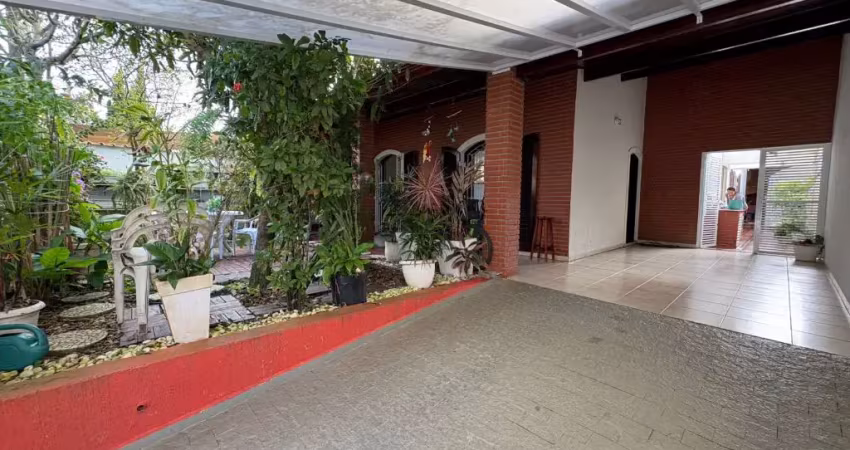 Casa para venda, peruíbe / sp. possui 03 dormitórios e edícula.