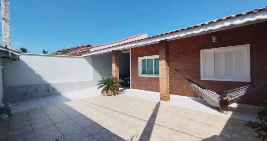 Casa para venda, peruíbe / sp. possui 02 dormitórios e excelente quintal