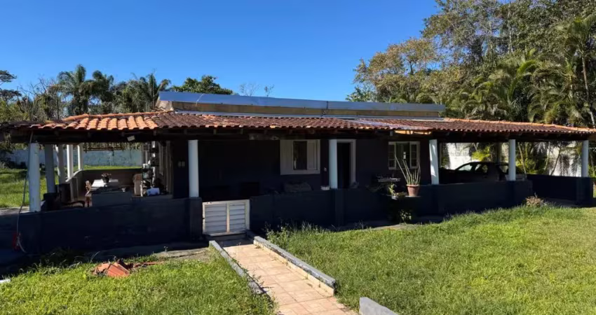 Chácara  com piscina  para venda, peruíbe / sp. possui 03 dormitórios.