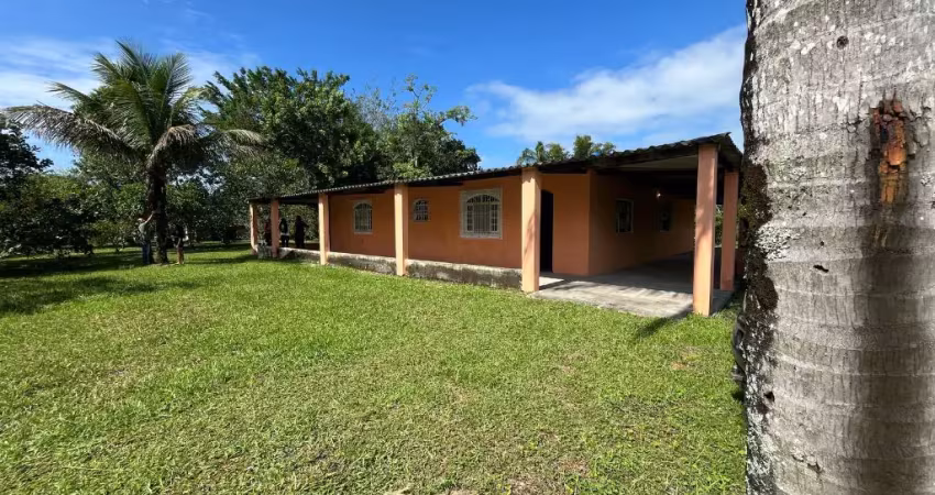 Chácara para venda, peruíbe / sp. possui 04 dormitórios