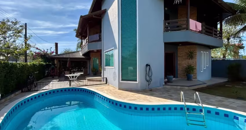 Casa  em condomínio alto padrão para venda, peruíbe / sp. possui 04 dormitórios.