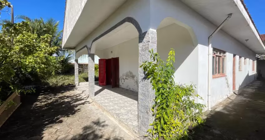 Casa para venda  á 100 metros do mar em  itanhaém / sp. possui 03 dormitórios