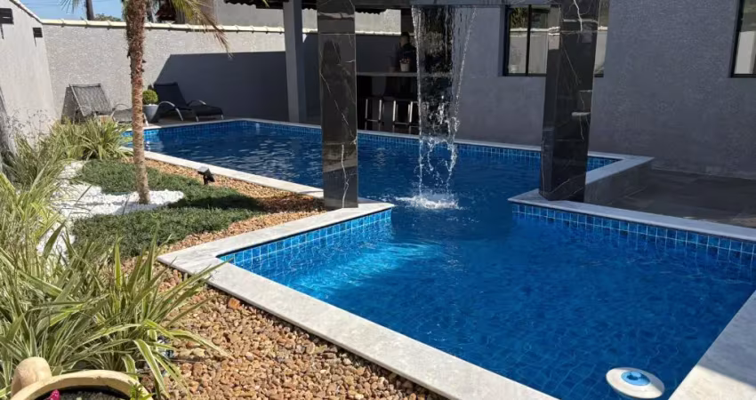 Casa nova com alexa integrada  para venda, itanhaém / sp. possui piscina e 03 dormitórios