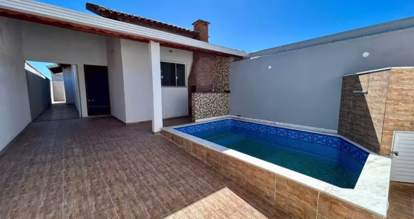 Casa nova para venda, peruíbe / sp. possui piscina e 02 dormitórios