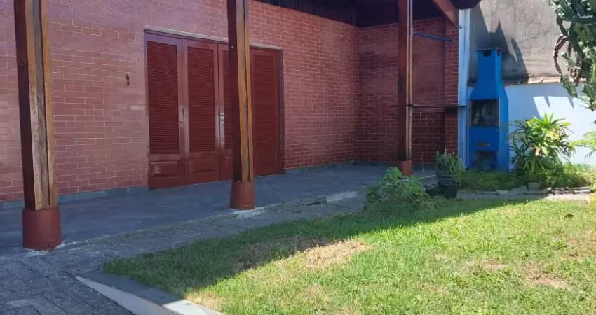 Casa para venda, peruíbe / sp. possui 02 dormitórios e espaço para piscina.