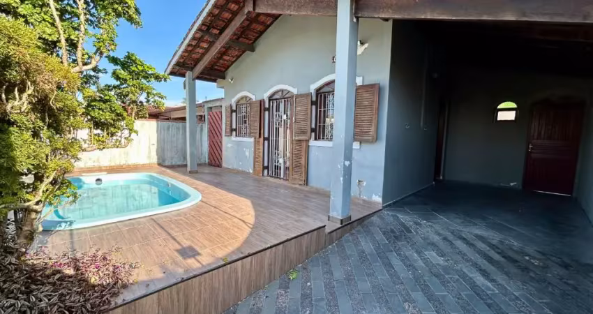 Casa com 03 dormitórios e piscina  para venda, na praia em  peruíbe / sp