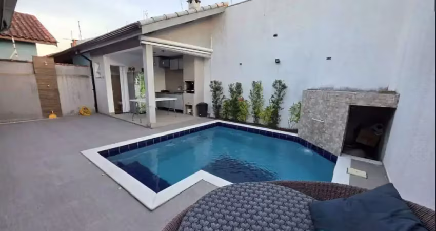 Casa para venda, peruíbe / sp. possui 03 dormitórios e piscina