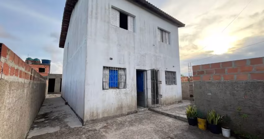 Oportunidade sobrado geminado pra venda na praia de peruibe, possui edícula.