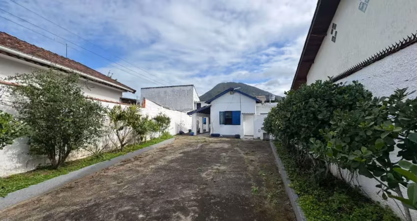 Casa com 03 dormitórios  para venda,na praia de  peruíbe / sp. localizada no centro