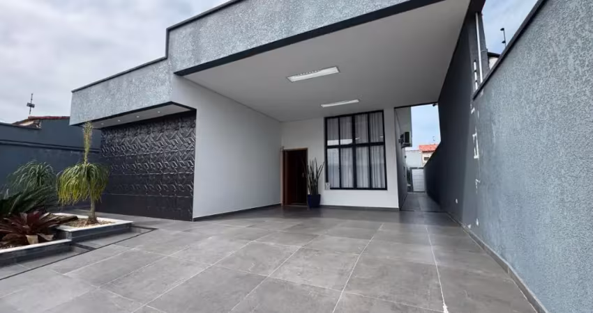 Casa alto padrão nova para venda, peruíbe / sp. possui piscina e 03 dormitórios.