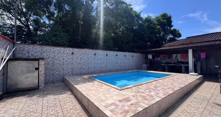 Casa para venda, itanhaém / sp. possui 02 dormitórios e piscina