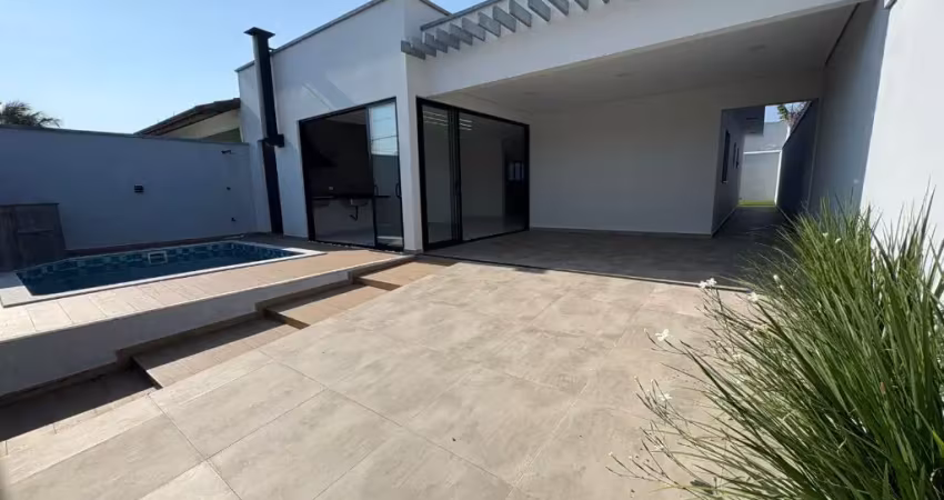 Casa  nova para venda, peruíbe / sp. possui piscina e 02 dormitórios