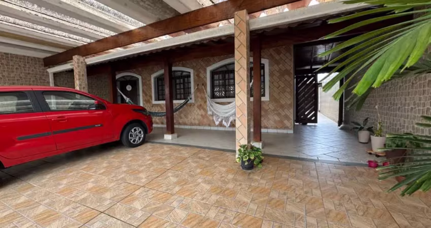 Casa   com 03 dormitórios e edícula para venda, á 120 metros do mar em peruíbe / sp