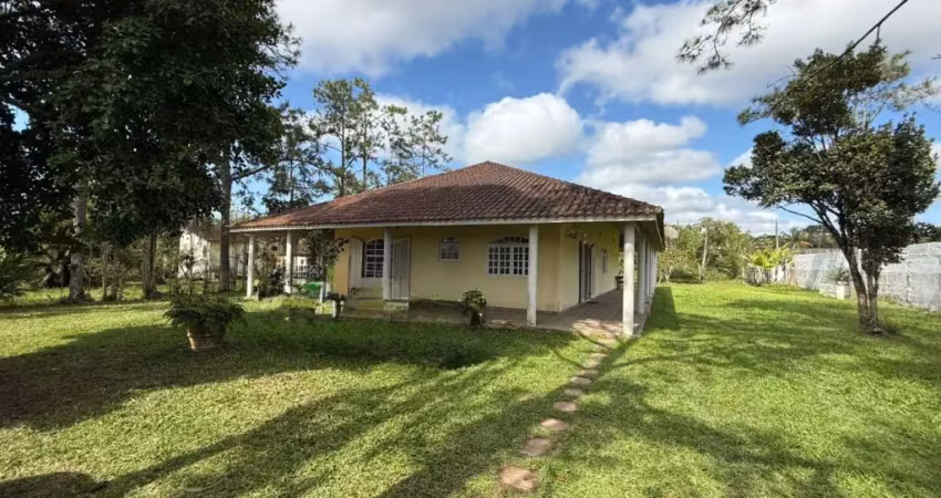Chácara para venda, itanhaém / sp. possui 03 dormitórios e edícula.