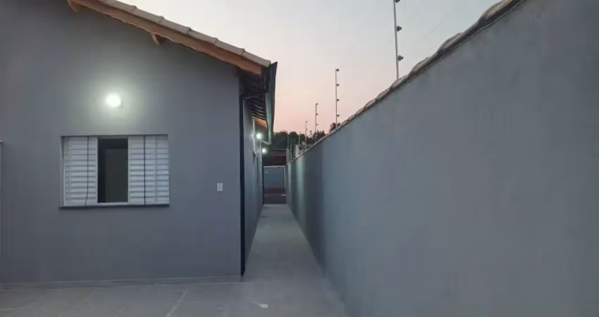 Casa com 02 dormitórios e piscina  para venda, na praia em  itanhaém / sp