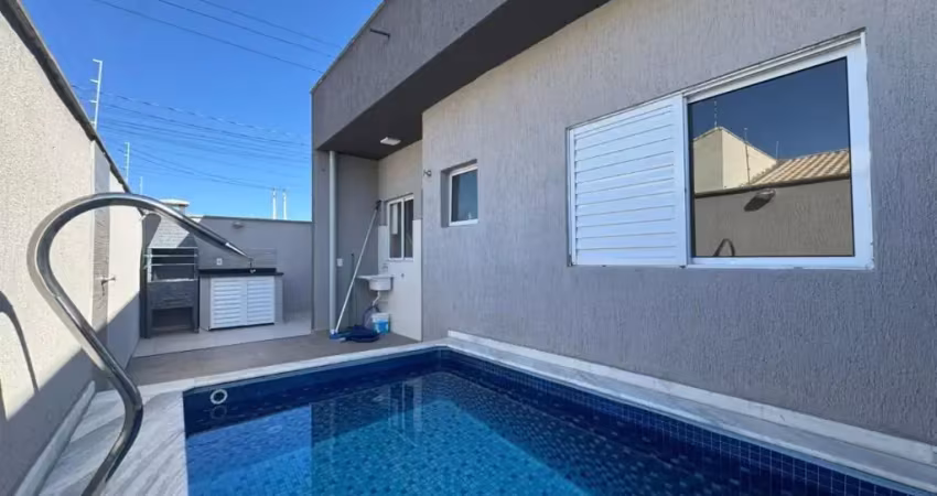 Casa  nova em condomínio para venda, itanhaém / sp. possui 02 dormitórios e piscina