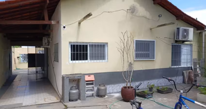Casa para venda, itanhaém / sp. possui 03 dormitórios e edícula