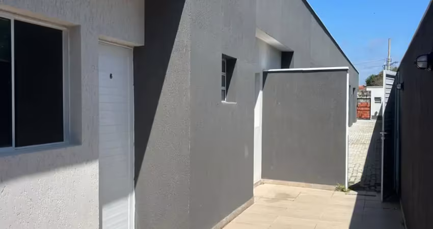 Casa nova  em condomínio para venda, itanhaém / sp. possui 02 dormitórios e piscina