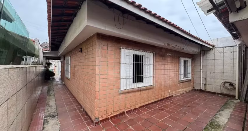 Casa para venda, itanhaém / sp. possui 03 dormitórios e edícula