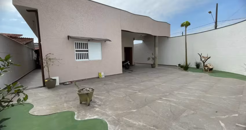 Casa para venda, itanhaém / sp. possui 03 dormitórios e piscina
