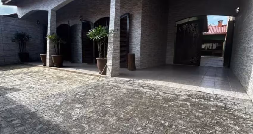 Casa com 03 dormitórios e edícula  para venda, na praia de itanhaém / sp