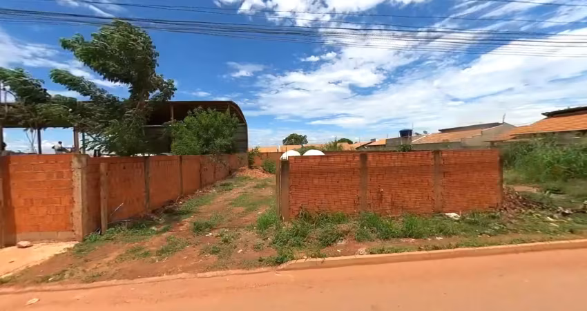 Terreno murado na entrada principal do loteamento parque paiaguas em várzea grande - mt