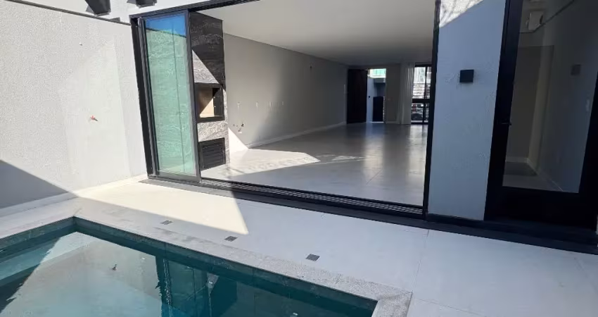 Sobrado para venda possui 160 metros quadrados com 3 quartos com piscina