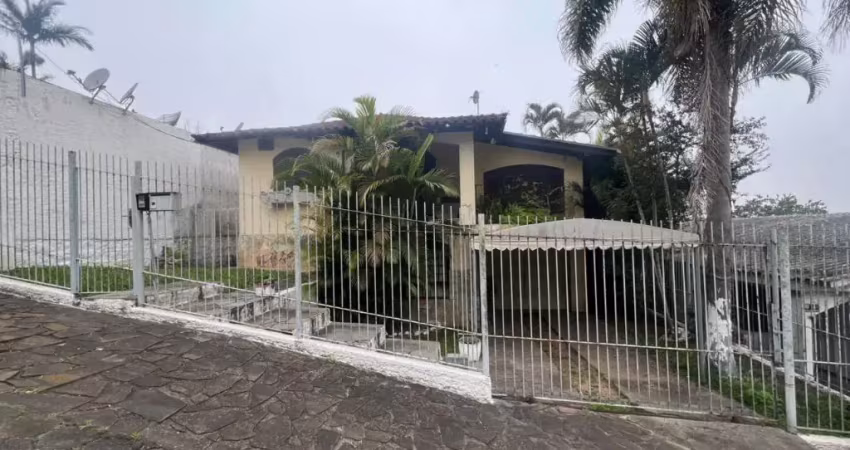 Casa em criciuma sc com 4 dormitorios, 2 min.do centro da cidade, semi mojiliada