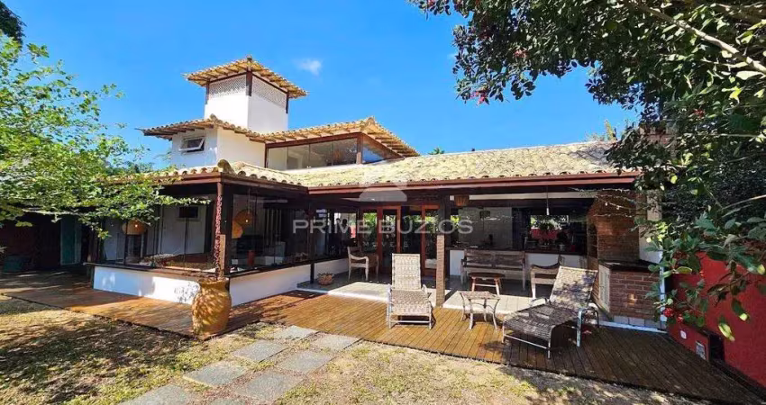 Casa independente à venda com 3 suítes, 5 vagas, em manguinhos, armação dos buzios, rj