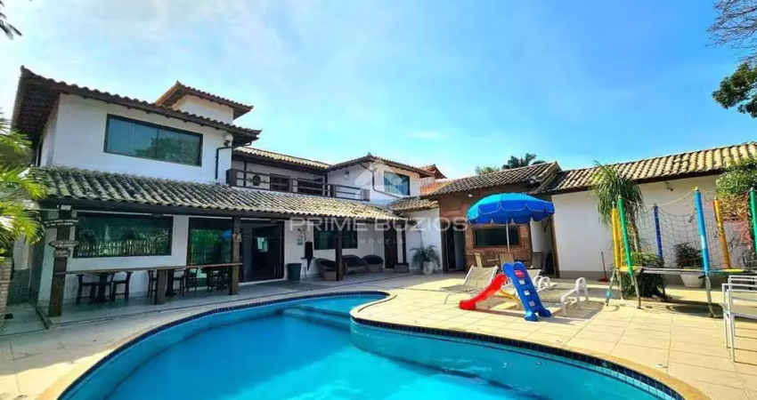 Casa independente à venda com 8 suítes, piscina, 3 vagas em geribá, armação dos buzios