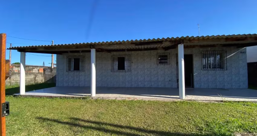 Imóvel com quintal enorme a 1.100m da praia por valor acessível – financiamento liberado!