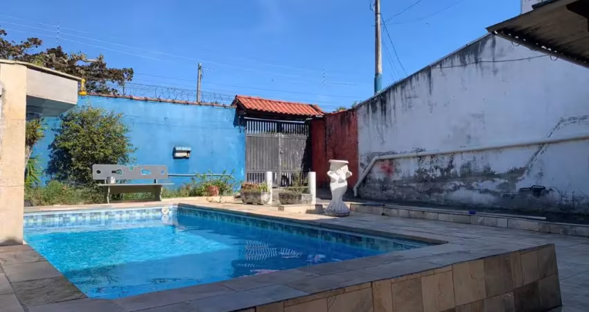 Casa com piscina e churrasqueira a 1.250m da praia em itanhaém!