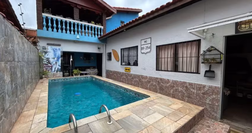 Casa com piscina e área gourmet a 900m da praia no jardim regina – escritura + financiamento disponível!