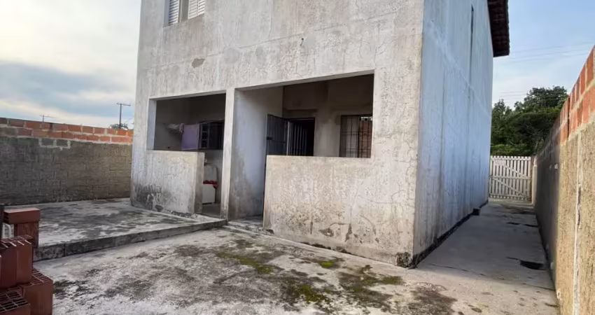 Sobrado geminado no jardim são joão em peruíbe – 2 dormitórios, edícula e vaga para 4 carros