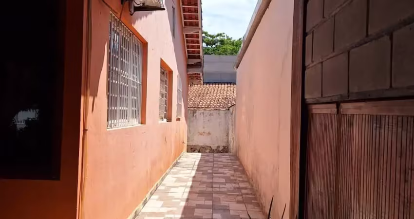 Casa no centro de peruíbe – 2 dormitórios a 1.000m da praia
