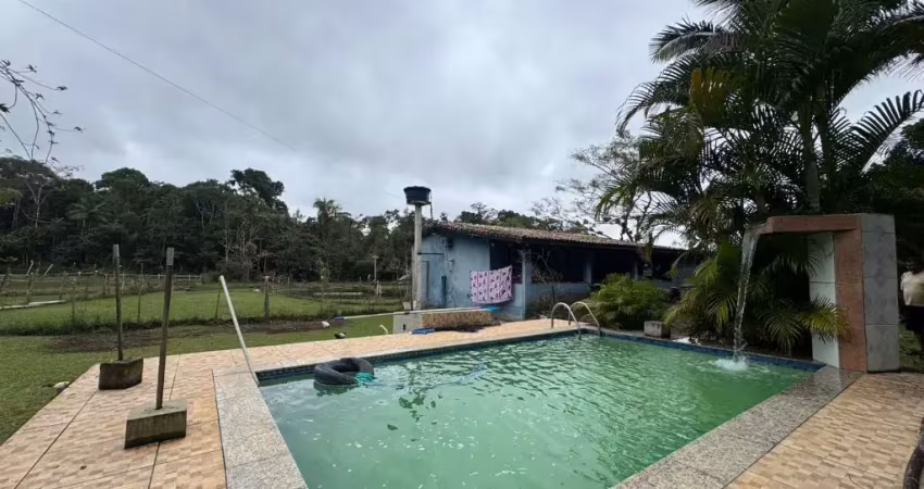 Chácara no bairro armando cunha em peruíbe com piscina, lago e amplo terreno