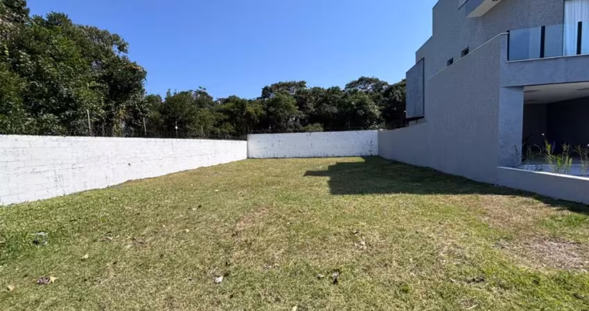 Terreno em condomínio fechado bougainville 4 em peruíbe – 365m² a 100m do mar, com lazer completo!