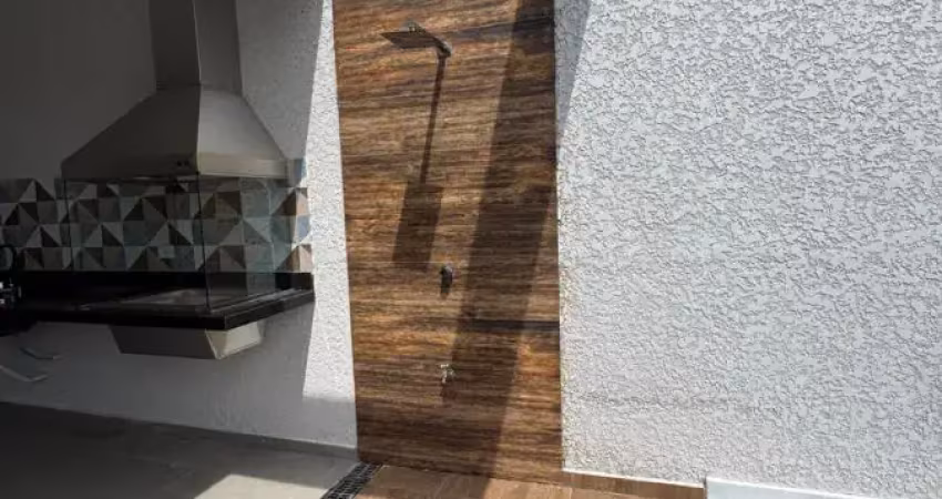 Casa no balneário são joão batista em peruíbe com piscina, área gourmet e suíte a 800m da praia
