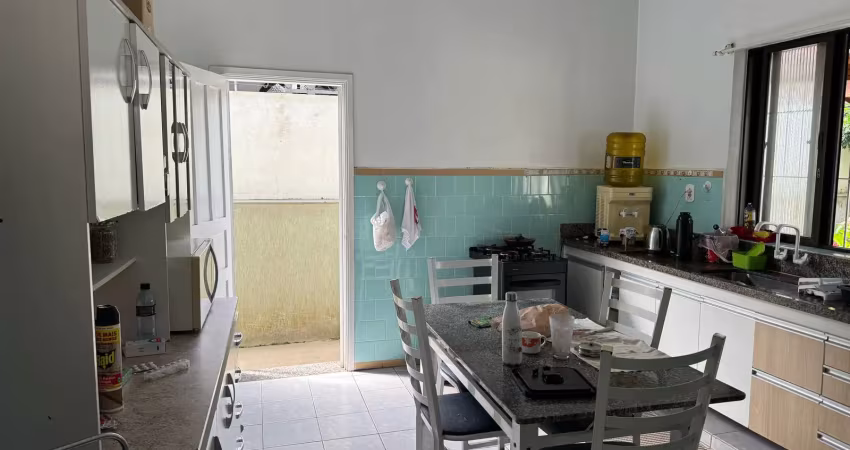 Casa no stella maris em peruíbe com edícula e vaga para 4 carros a 700m da praia